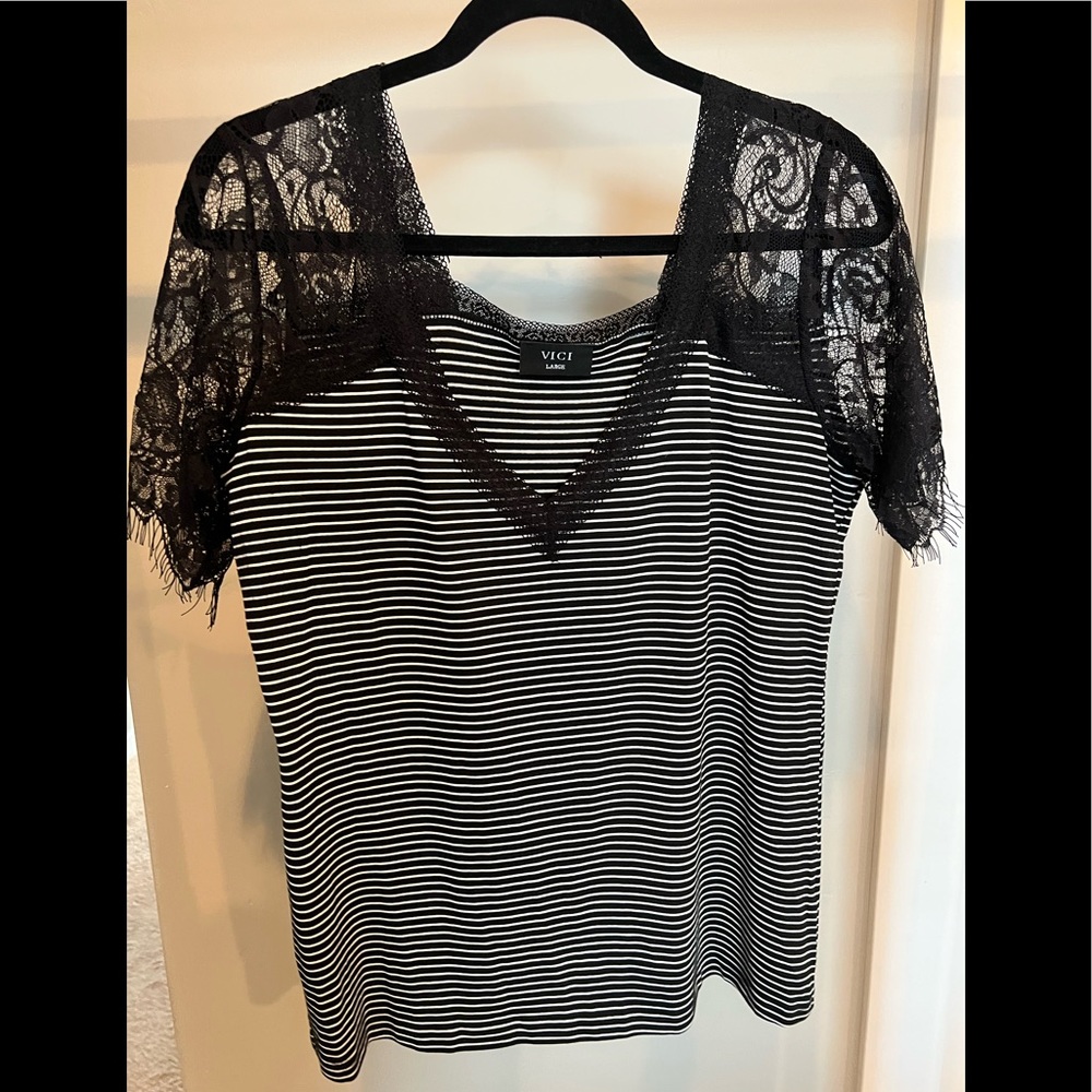 VICI top with lace sleeves